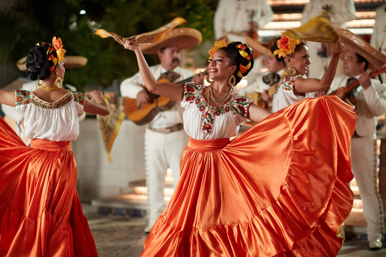 Folkloric dancers and mariachi at the Día de Muertos Dinner