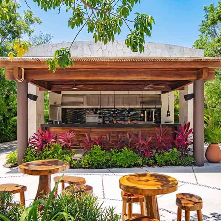 Estación de hamburguesas al aire libre en Jungala Aqua Experience, rodeada de vegetación