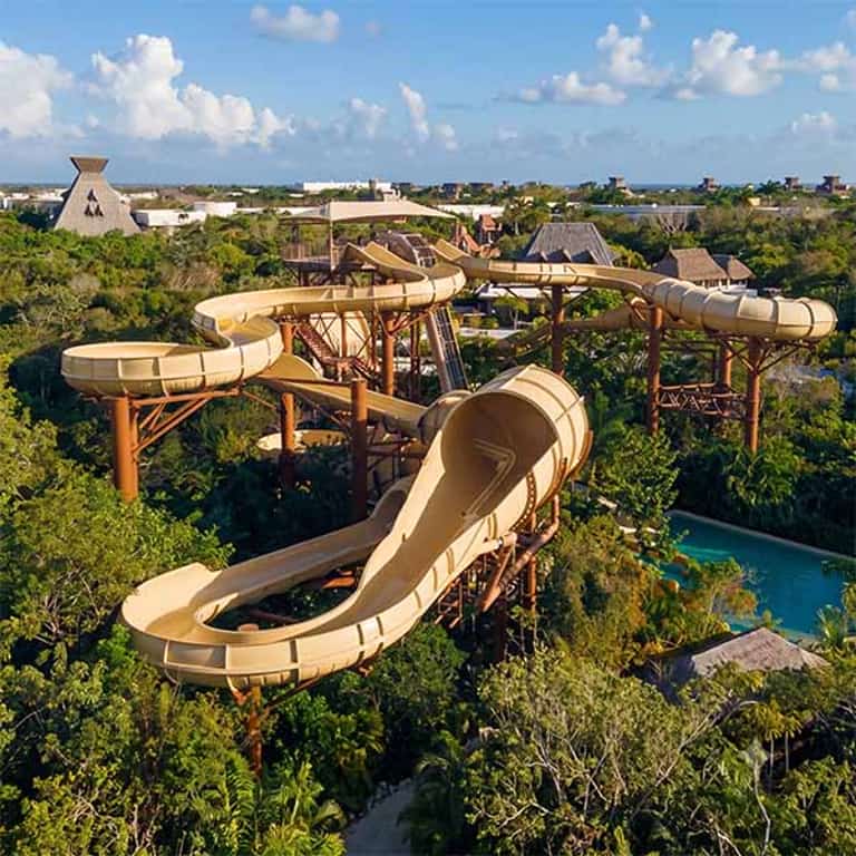 Vista aérea del tobogán Palm Rattler en Jungala Aqua Experience, rodeado de selva