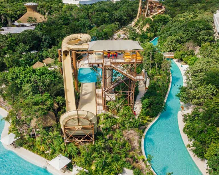 Vista aérea de Beachside Boomerango en Jungala Aqua Experience, rodeado de selva