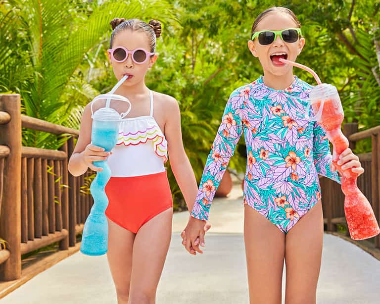 Niñas disfrutando de Jungala Slushies mientras caminan por el parque