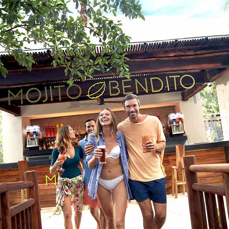 Pareja caminando en la entrada del bar Mojito Bendito en Jungala Aqua Experience