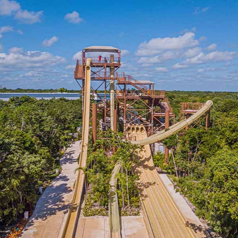 Vista aérea de la torre de toboganes de Jungala Aqua Experience rodeada de selva
