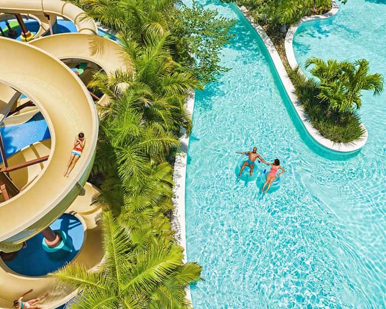 Vista aérea del Río Lento en Jungala Aqua Experience, junto a la torre de toboganes