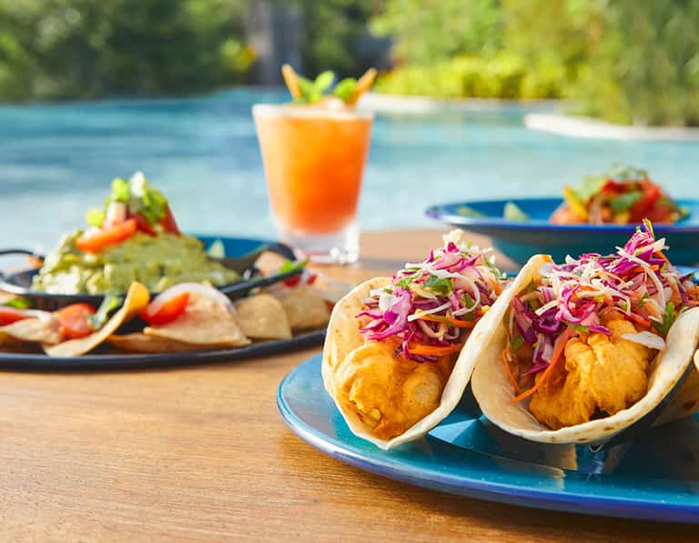 Tacos, guacamole y coctel servidos junto a la alberca en Jungala Aqua Experience