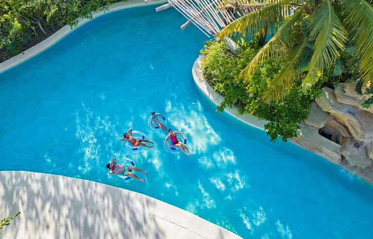 Vista aérea del Río Lento en Jungala Aqua Experience, con visitantes en inflables rodeados de selva