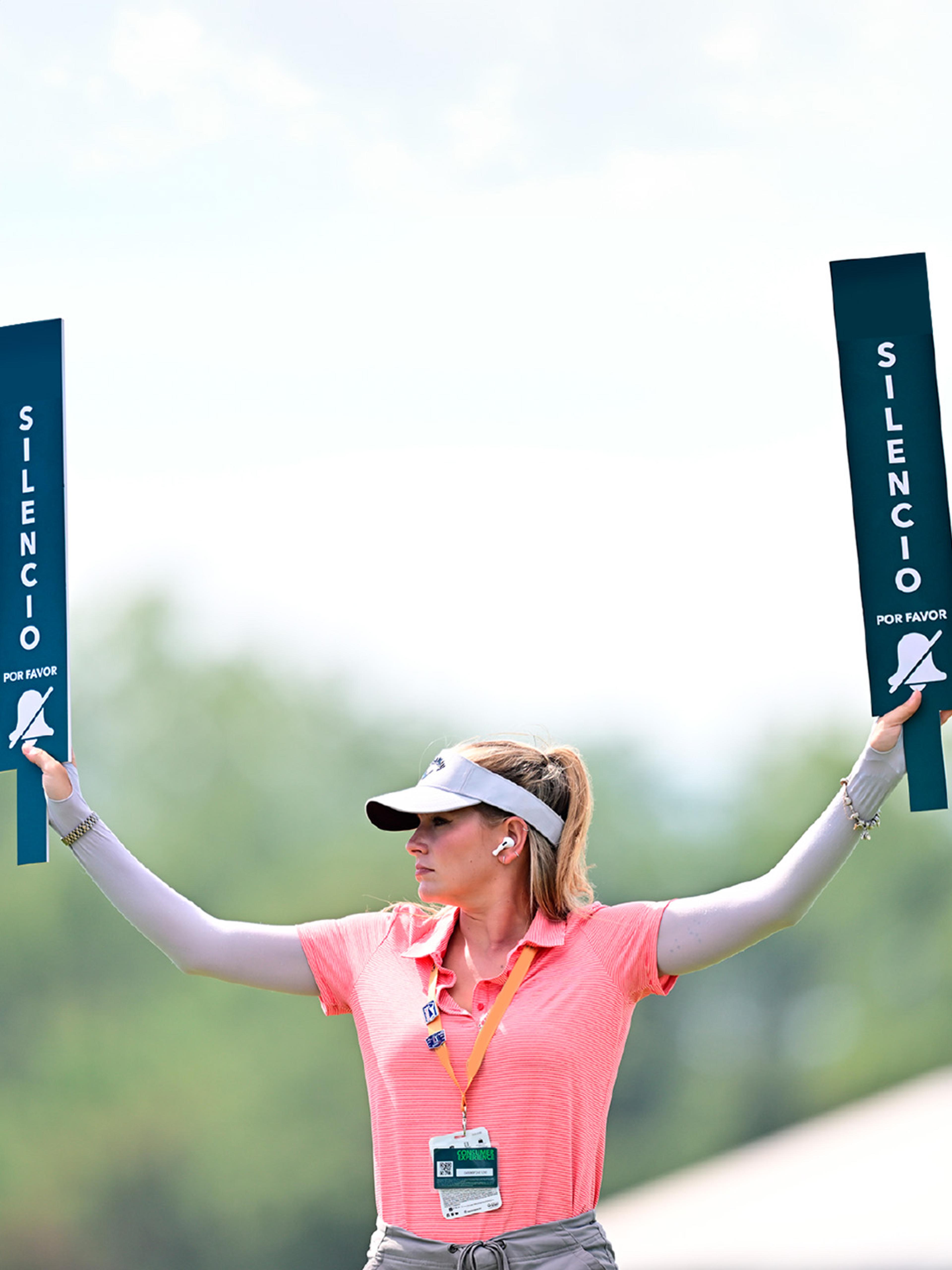 Voluntario del VidantaWorld Mexico Open asistiendo en la señalización del campo de golf
