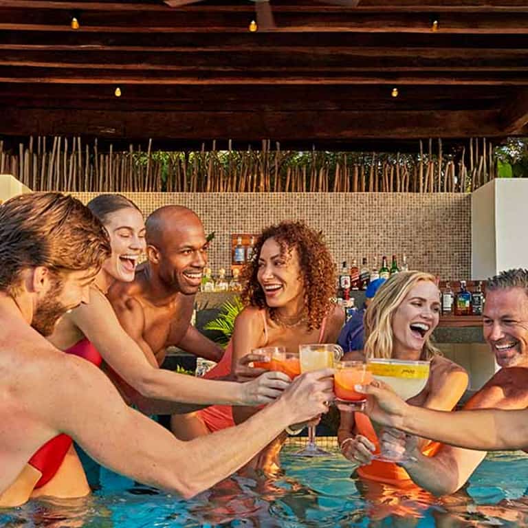 Grupo de amigos brindando con cocteles en el Cocoyol Bar de Jungala Aqua Experience
