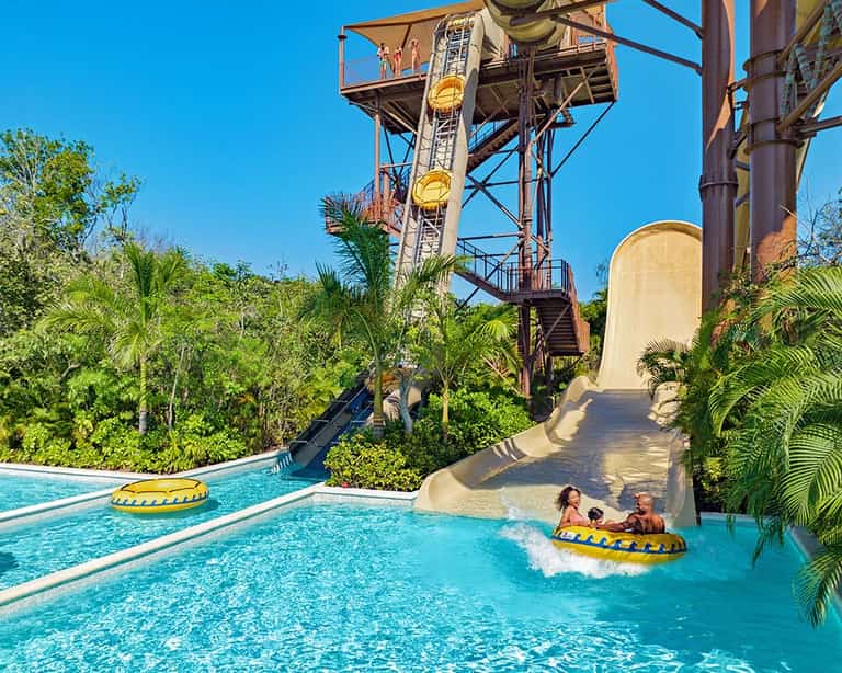 Familia descendiendo en balsa inflable por Beachside Boomerango en Jungala Aqua Experience
