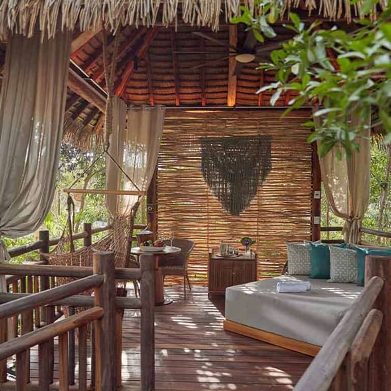 Cabaña privada VIP de Jungala Aqua Experience en la selva, con hamaca y cama para descansar