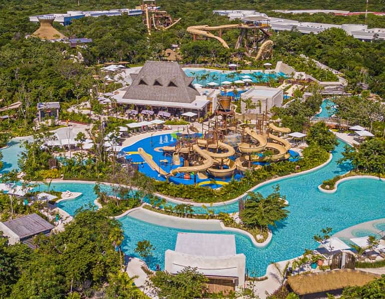 Vista aérea de Jungala Aqua Experience, con albercas, atracciones y río lento rodeados de selva