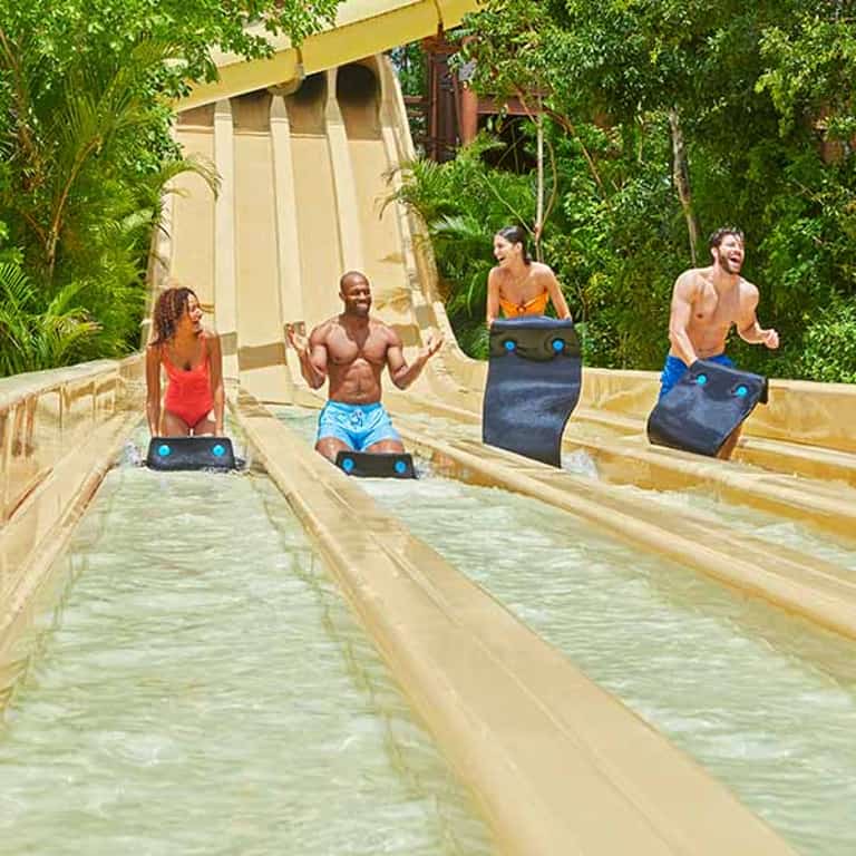 Tropical Whizzard, tobogán de Jungala Aqua Experience con un grupo de amigos deslizándose