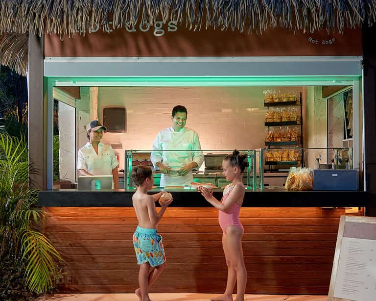 Niños en el mostrador de Hot Dogs & Burgers en Jungala Aqua Experience