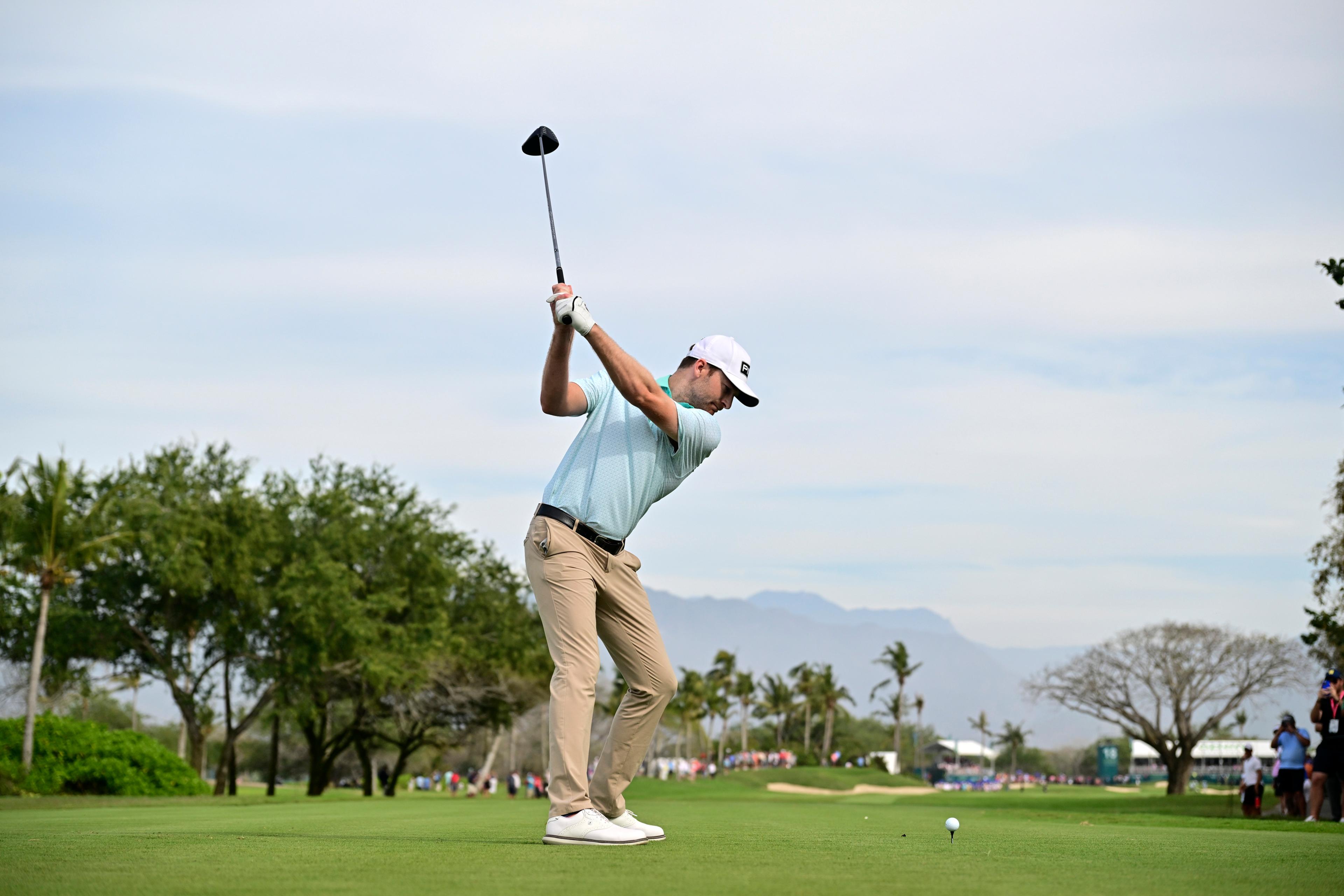 Brian Campbell posa con el trofeo de campeón del VidantaWorld Mexico Open
