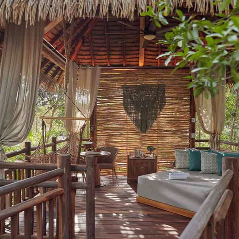 Interior de una cabaña privada de Jungala Aqua Experience con cama