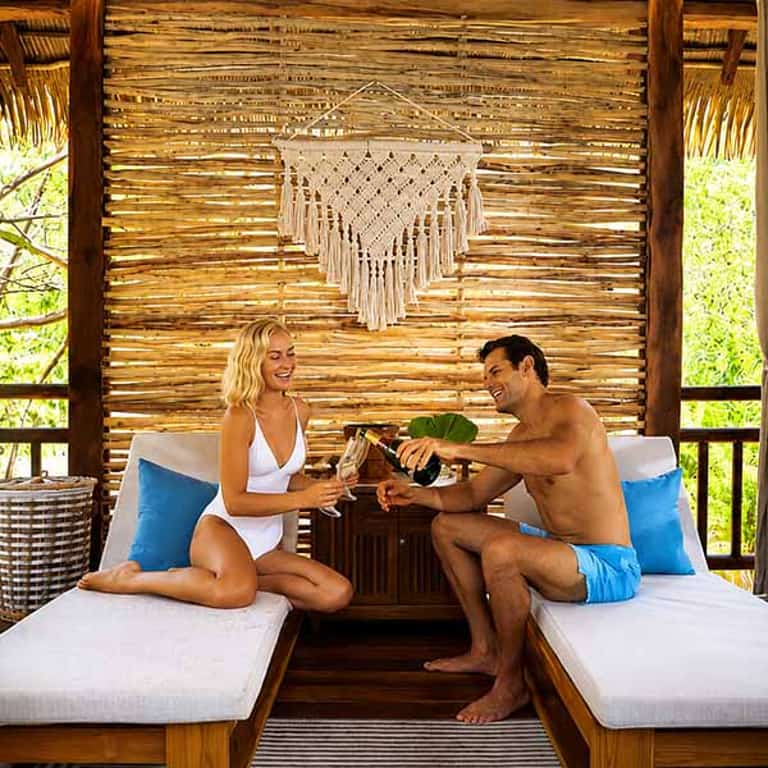 Pareja en una cabaña privada de Jungala Aqua Experience, brindando