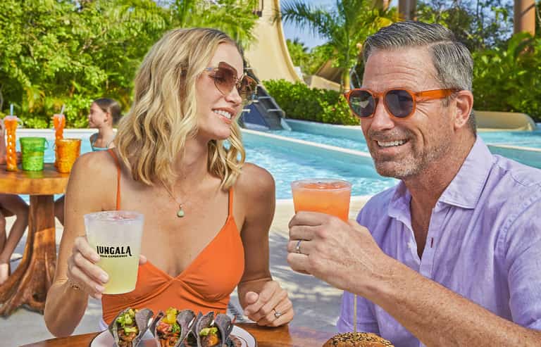 Pareja disfrutando de bebidas y comida en Jungala Aqua Experience