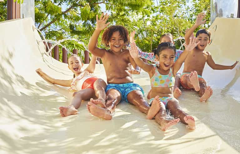 Niños celebrando al final de un tobogán en Jungala Aqua Experience