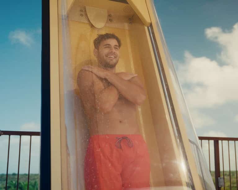 Visitante dentro de la cápsula de lanzamiento de Hoop Hoop Aqua Loop en Jungala Aqua Experience