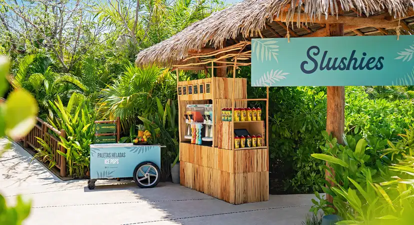 Estación de slushies y paletas heladas dentro de Jungala Aqua Experience