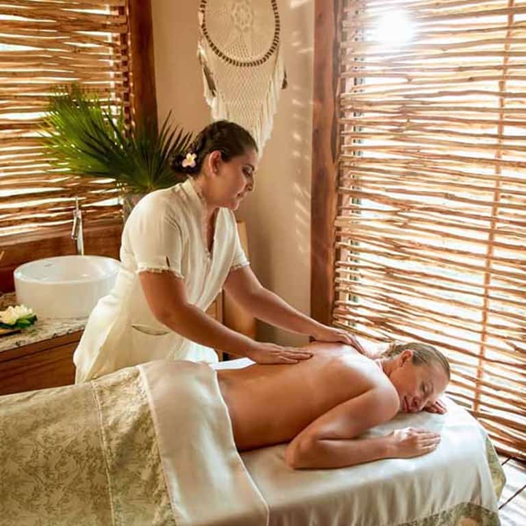Persona recibiendo un masaje en el spa de Jungala Aqua Experience