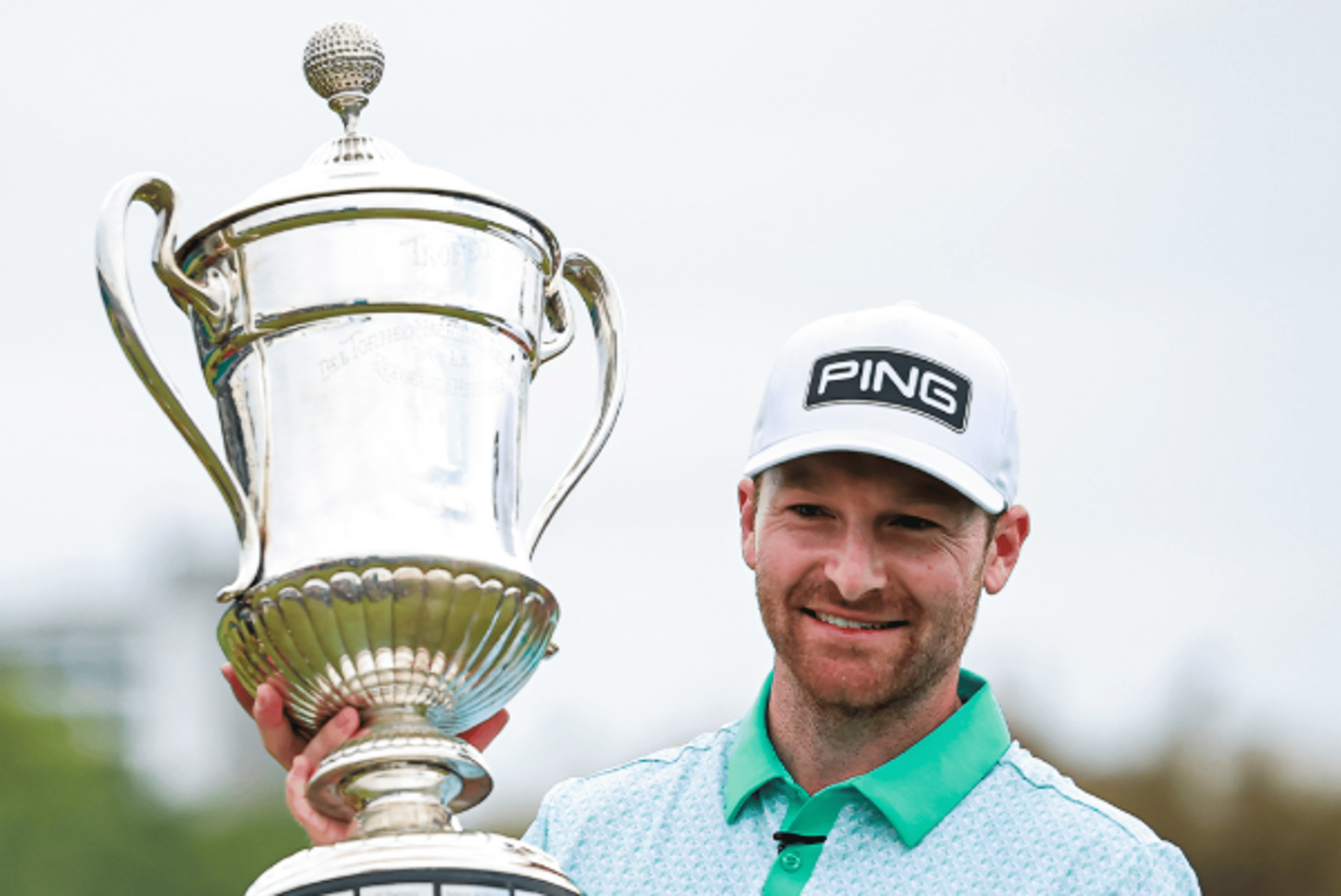 Brian Campbell campeón del torneo posando con el trofeo oficial del VidantaWorld Mexico Open