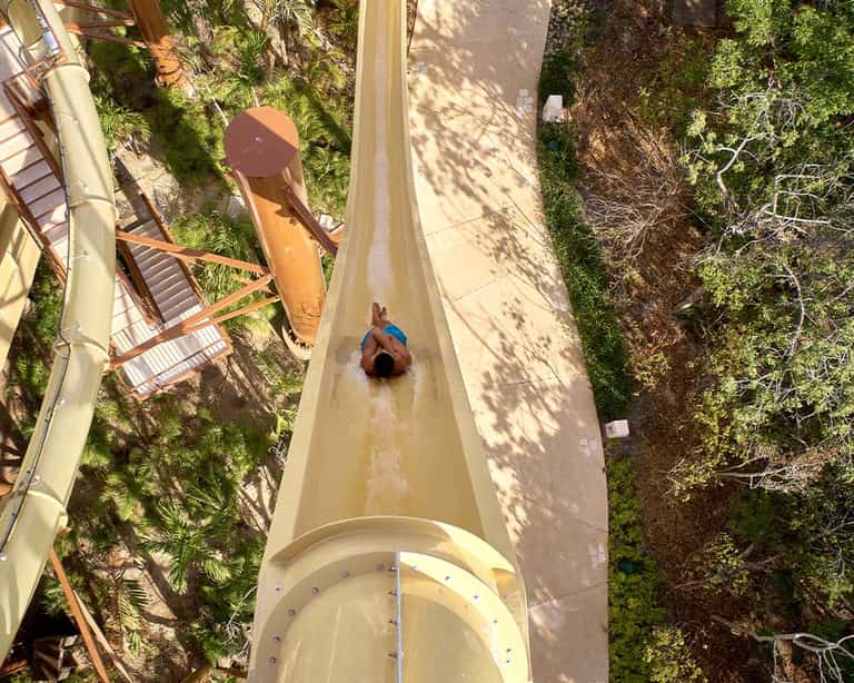 Vista aérea de un visitante descendiendo por Paradaise Free Fall en Jungala Aqua Experience