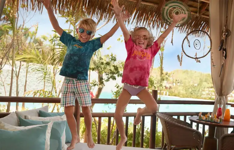 Niños saltando de alegría en una cabaña de Jungala Aqua Experience