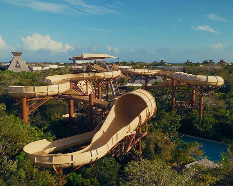 Vista aérea de la estructura de Palm Rattler en Jungala Aqua Experience, rodeada de selva