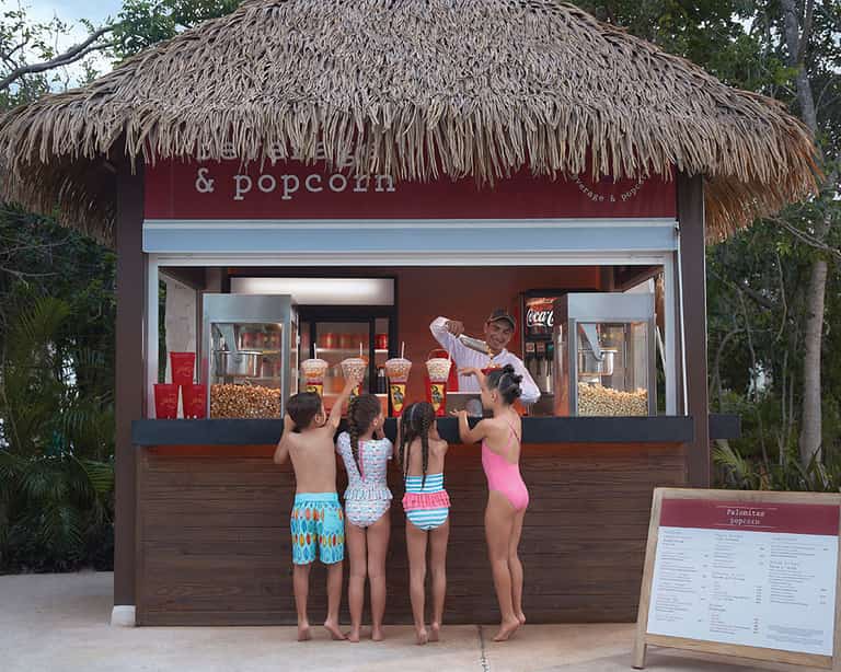 Niños en la estación de snacks y bebidas de Jungala Aqua Experience