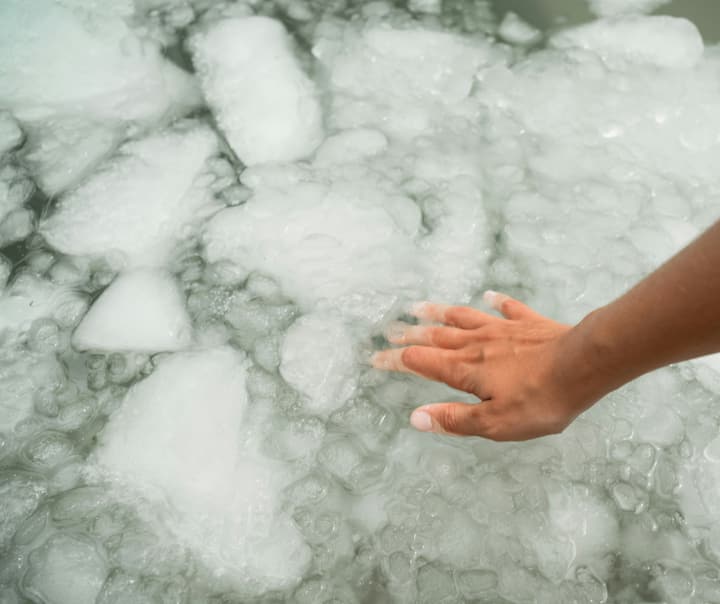 cold-water-therapy-benefits-ice-bath.jpg
