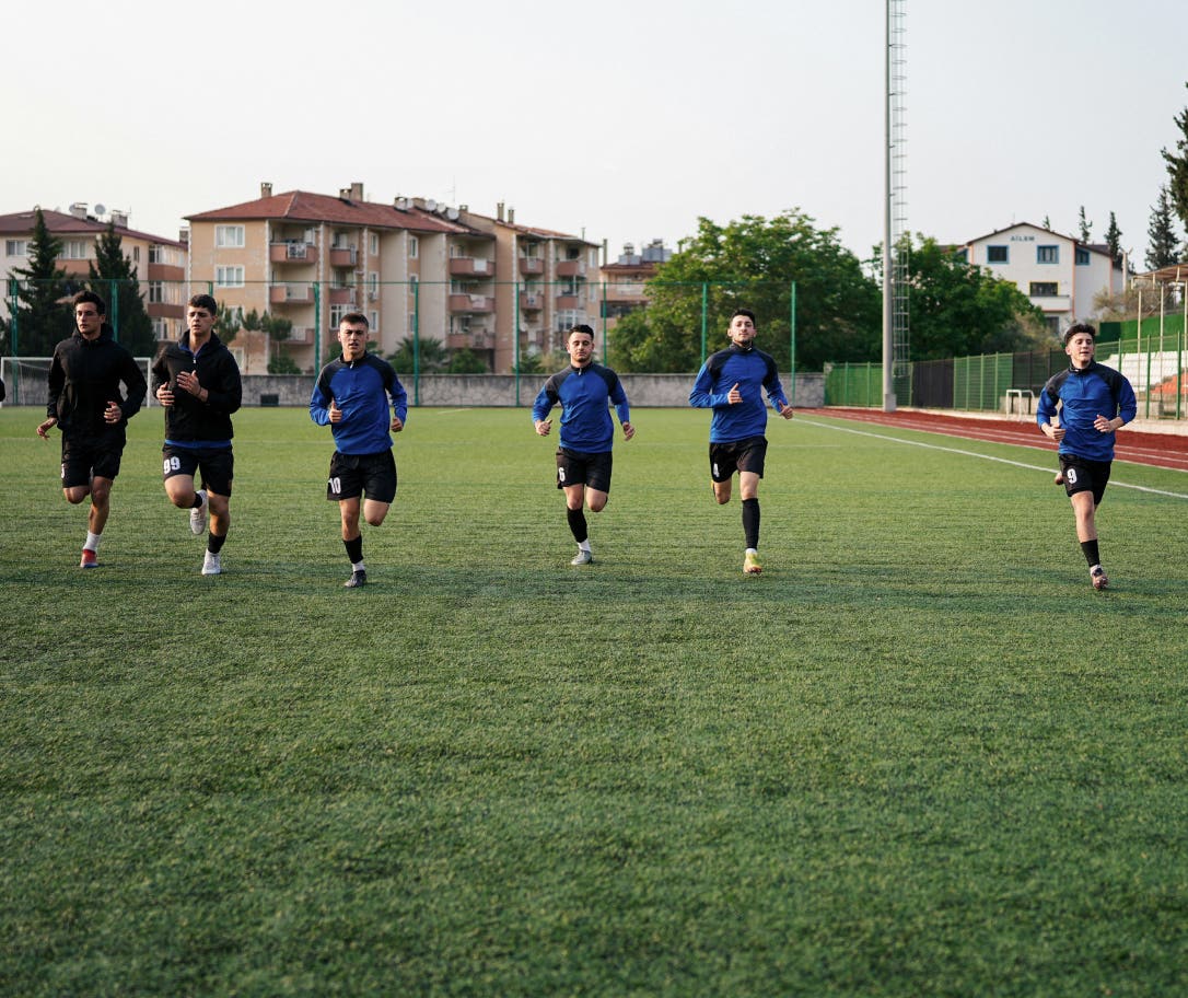 speed-agility-training-athletes-sprinting-field.jpg