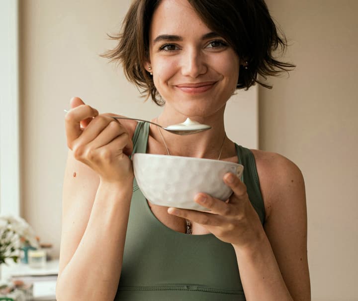eating-greek-yogurt-before-bed.jpg