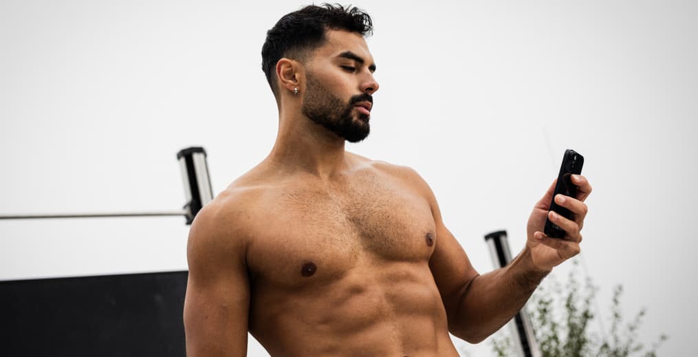 personalized-workout-plans-athlete-gym-phone.jpg