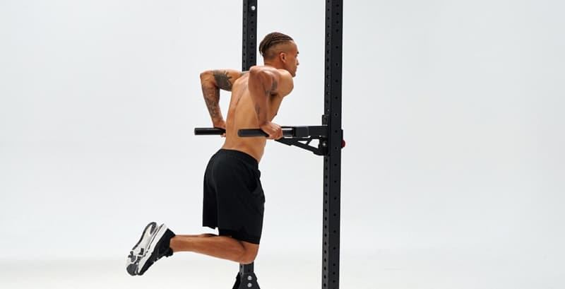 calisthenics-athlete-parallel-dips.jpg