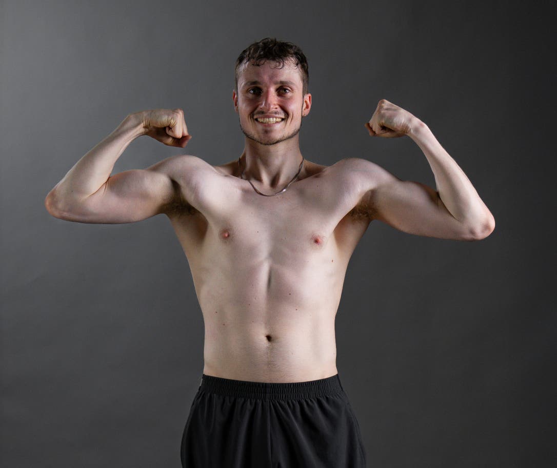 sam-freeletics-transformation-flexing.jpg