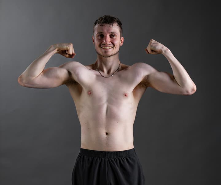 sam-freeletics-transformation-flexing.jpg