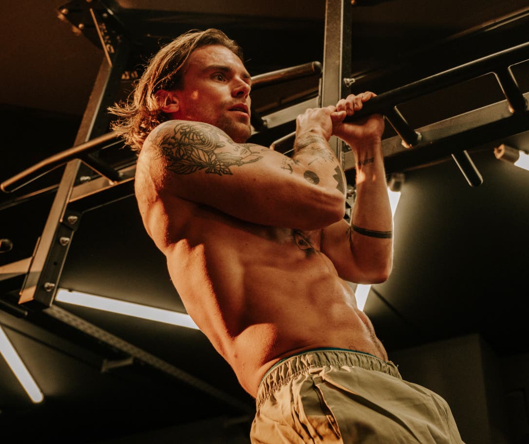 athlete-doing-pullup-discipline.jpg