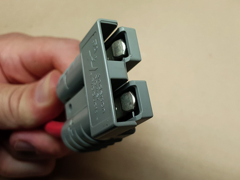 Anderson-To-Battery-Clips-Contacts-In-From-Front-800x600-1.jpg