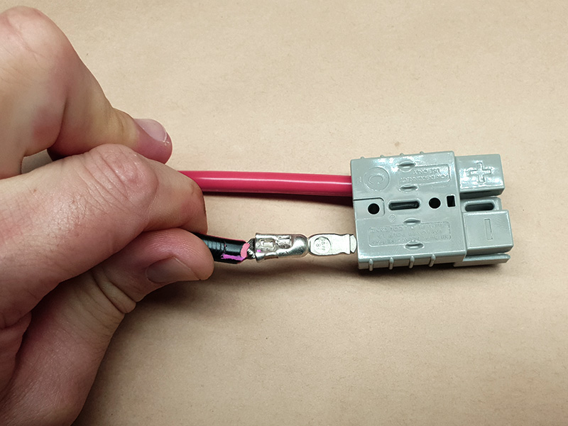 Anderson-To-Battery-Clips-Inserting-Contacts-800x600-1.jpg