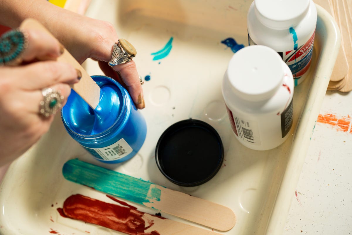 Mixing the drawing fluid.