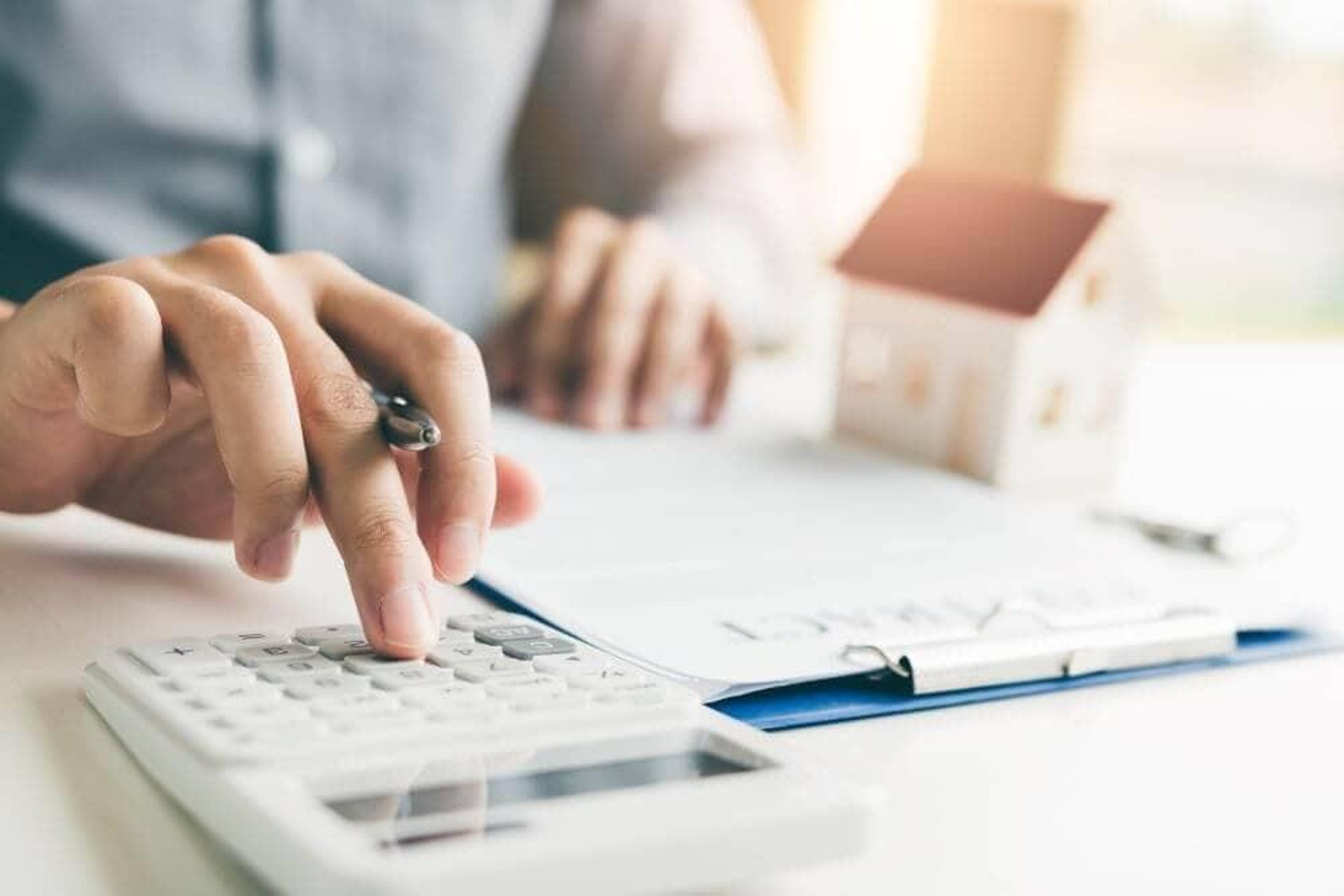 What is a mortgage broker?