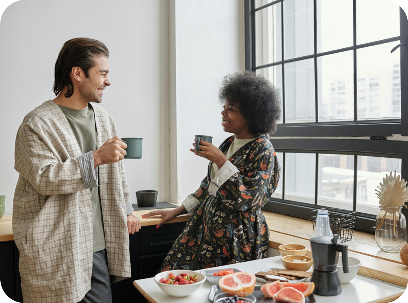 2 people drinking coffee