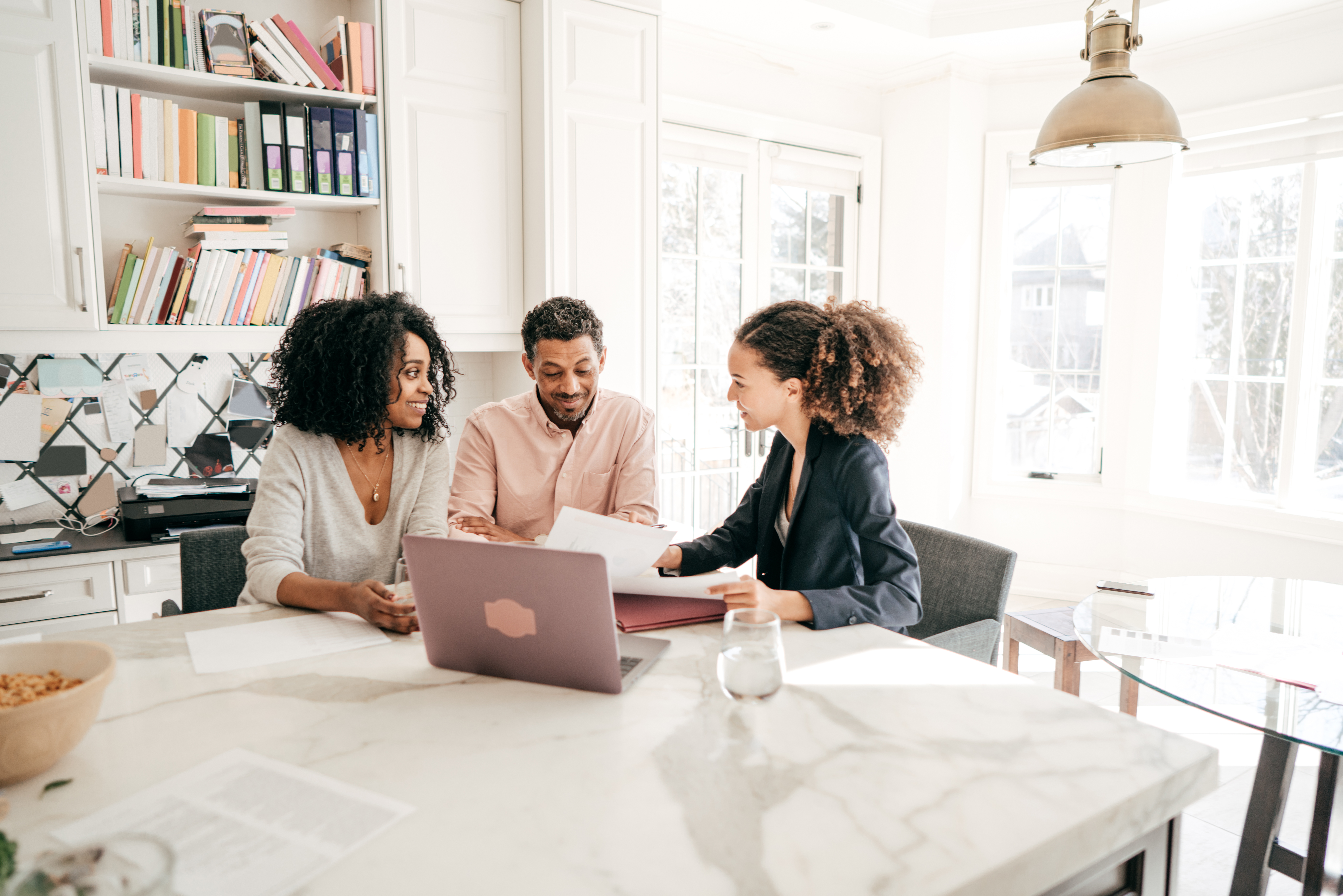 National vs. local mortgage lenders: Which is best for you? ​
