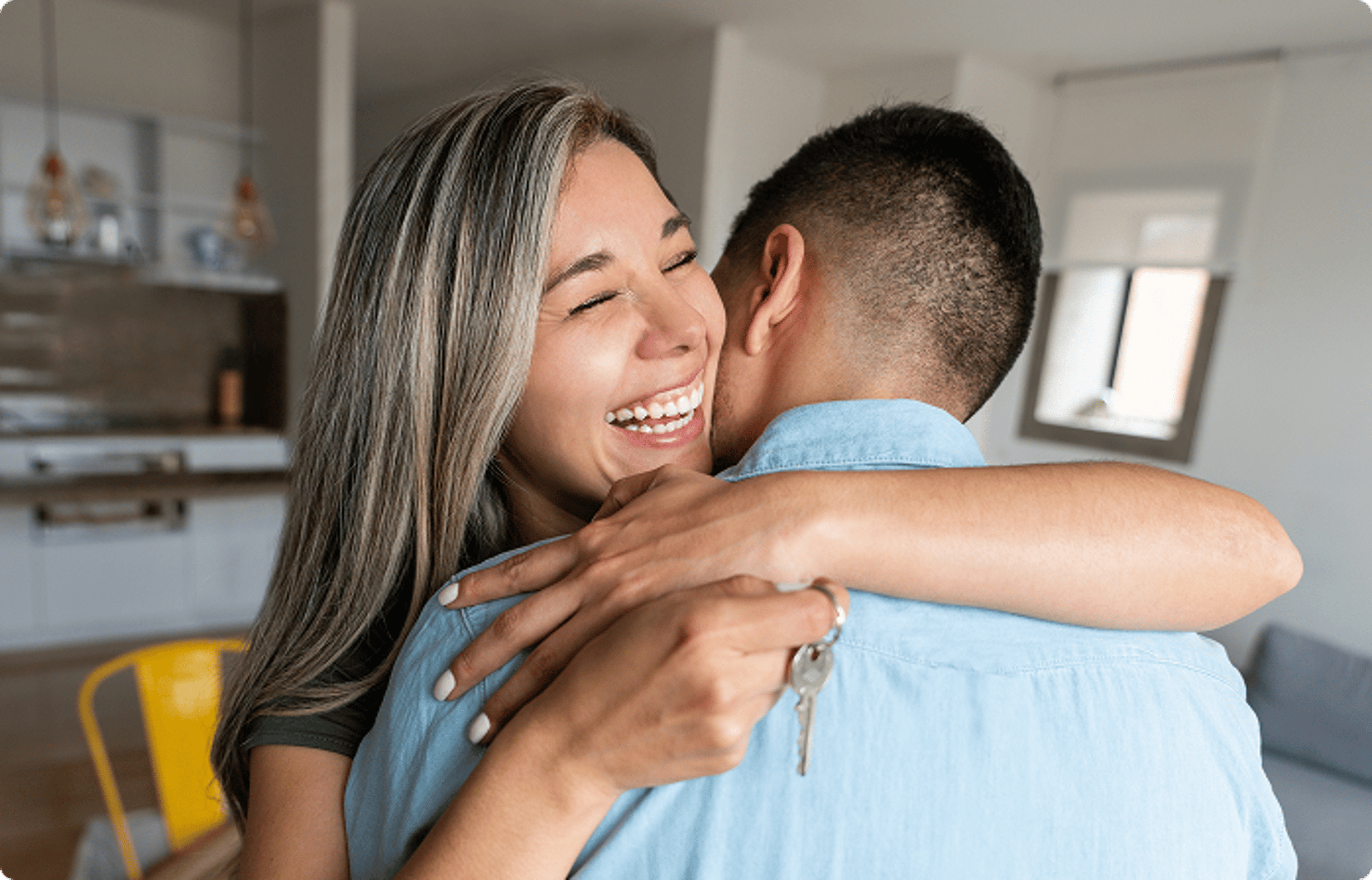 CashReady - Couple hugging, holding keys