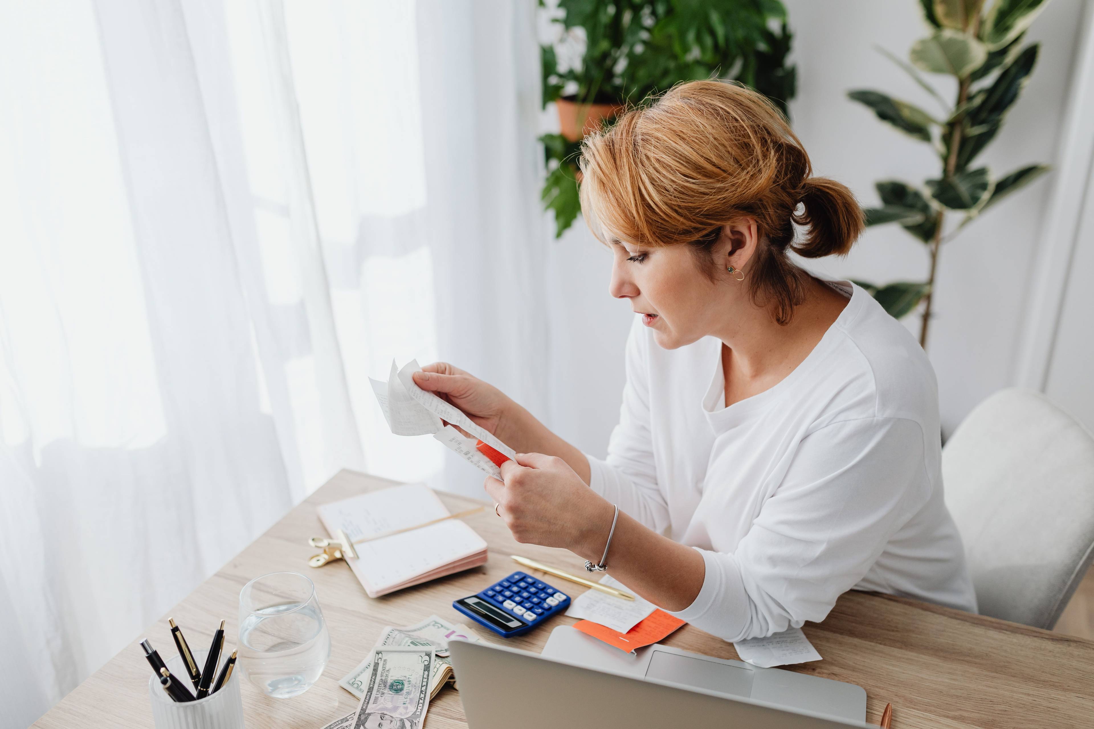 Woman calculating her discretionary income