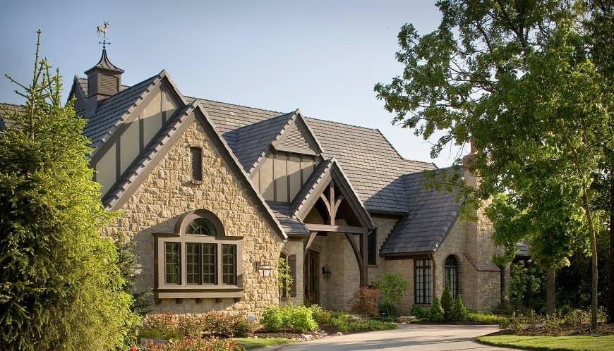 What did pending home sales look like in March 2025?