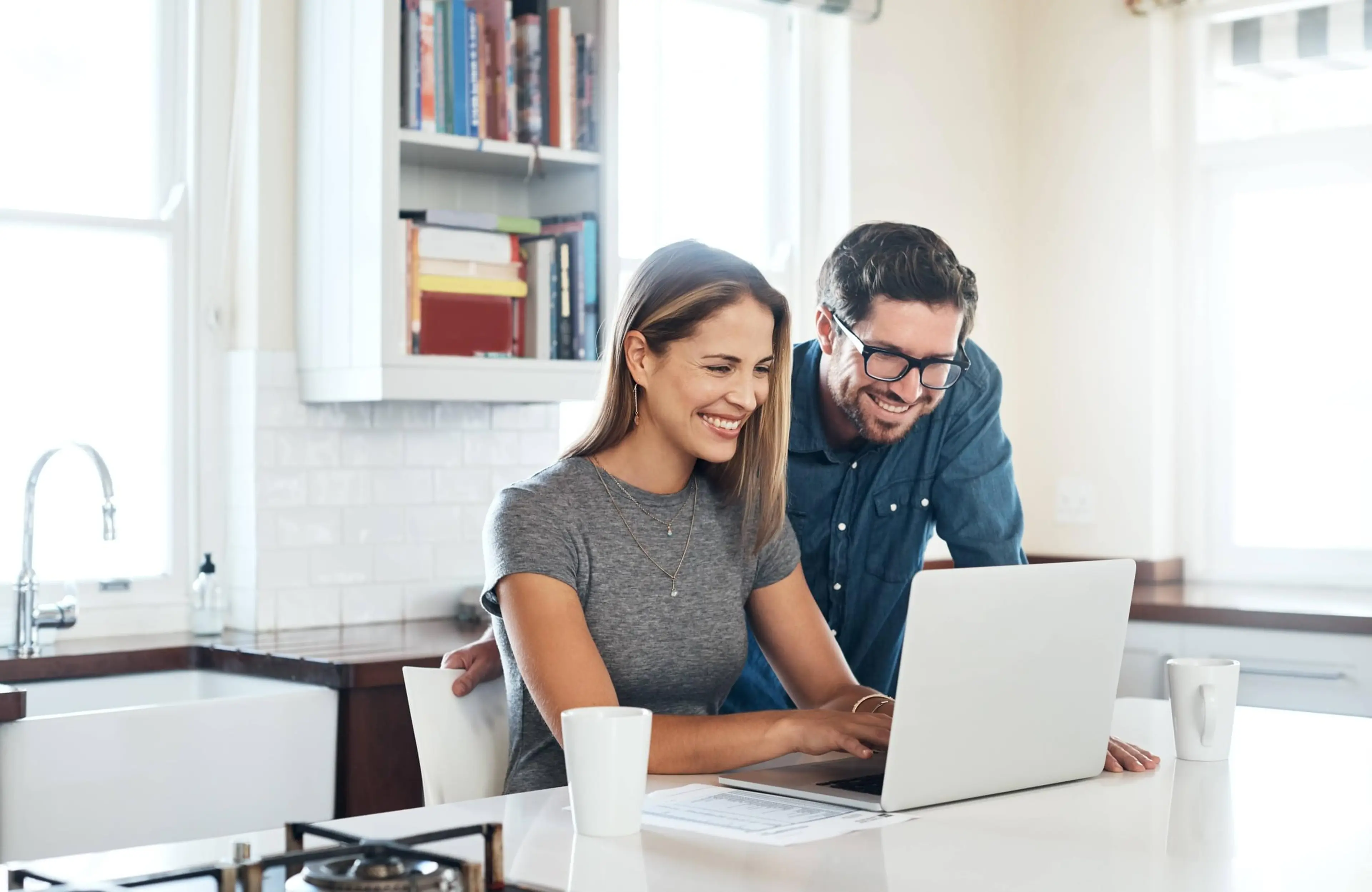 Flashclose - Fully Close - Woman & Man Laptop