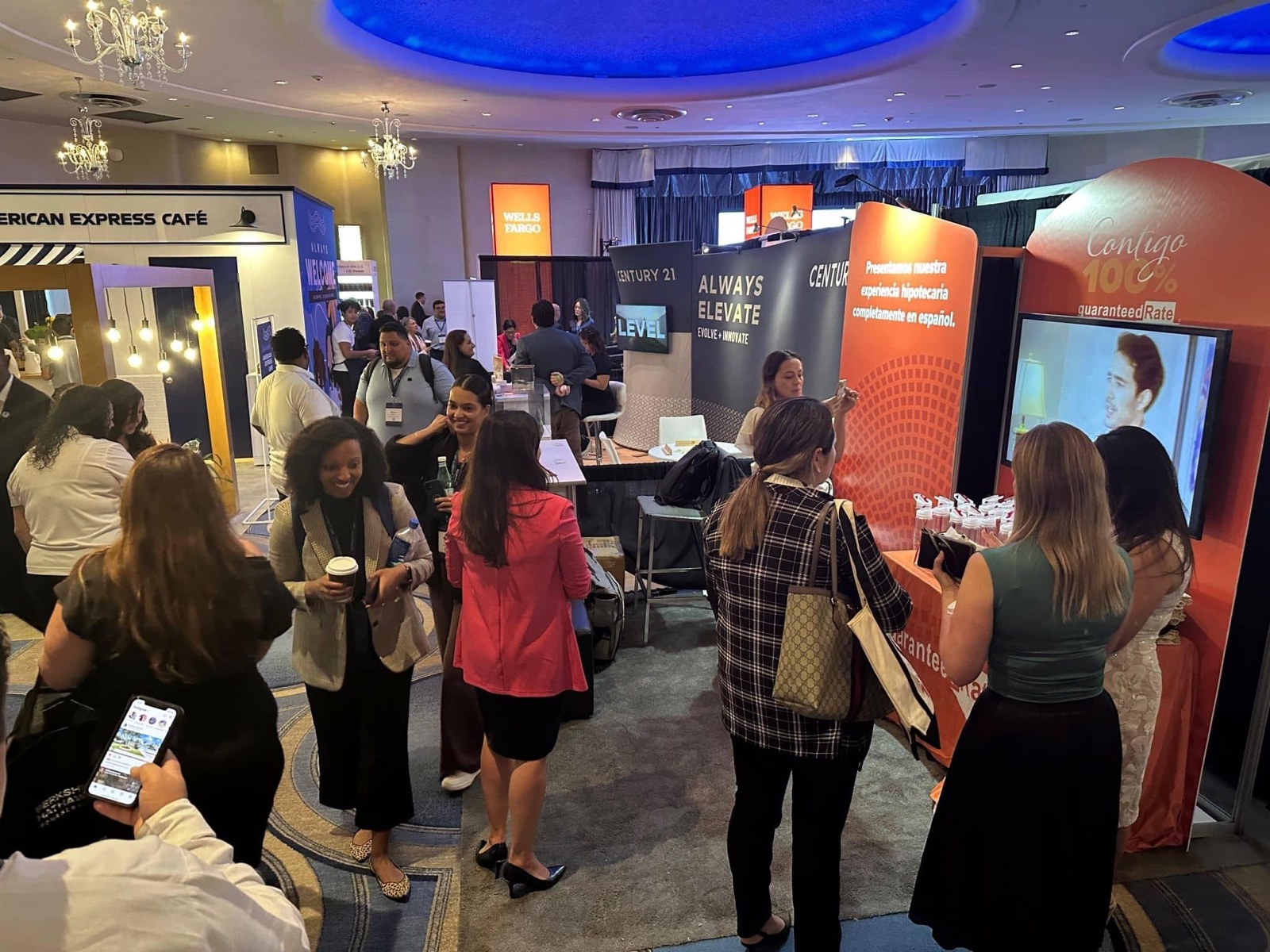 Attendees visiting the Contigo 100% booth at a busy industry expo.