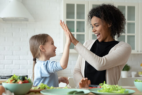 485x325-Une-mere-et-sa-fille-preparent-un-repas.jpg